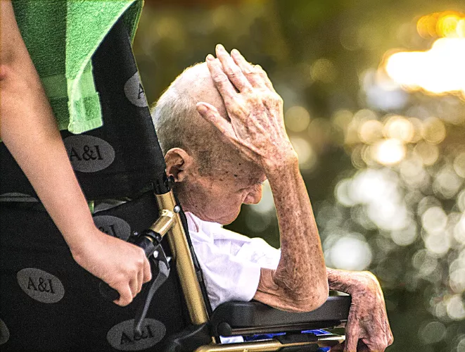 Уход за больными с деменцией Услуги по уходу за больными с деменцией